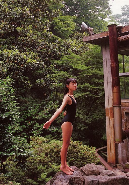 栗山千明が15歳で出したヘアヌード写真集を発掘。 栗山千明が15歳で出したヘアヌード写真集を発掘。