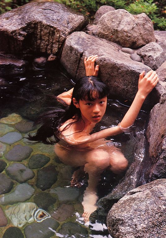 栗山千明が15歳で出したヘアヌード写真集を発掘。 栗山千明が15歳で出したヘアヌード写真集を発掘。