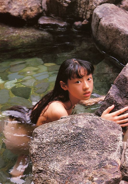 栗山千明が15歳で出したヘアヌード写真集を発掘。 栗山千明が15歳で出したヘアヌード写真集を発掘。